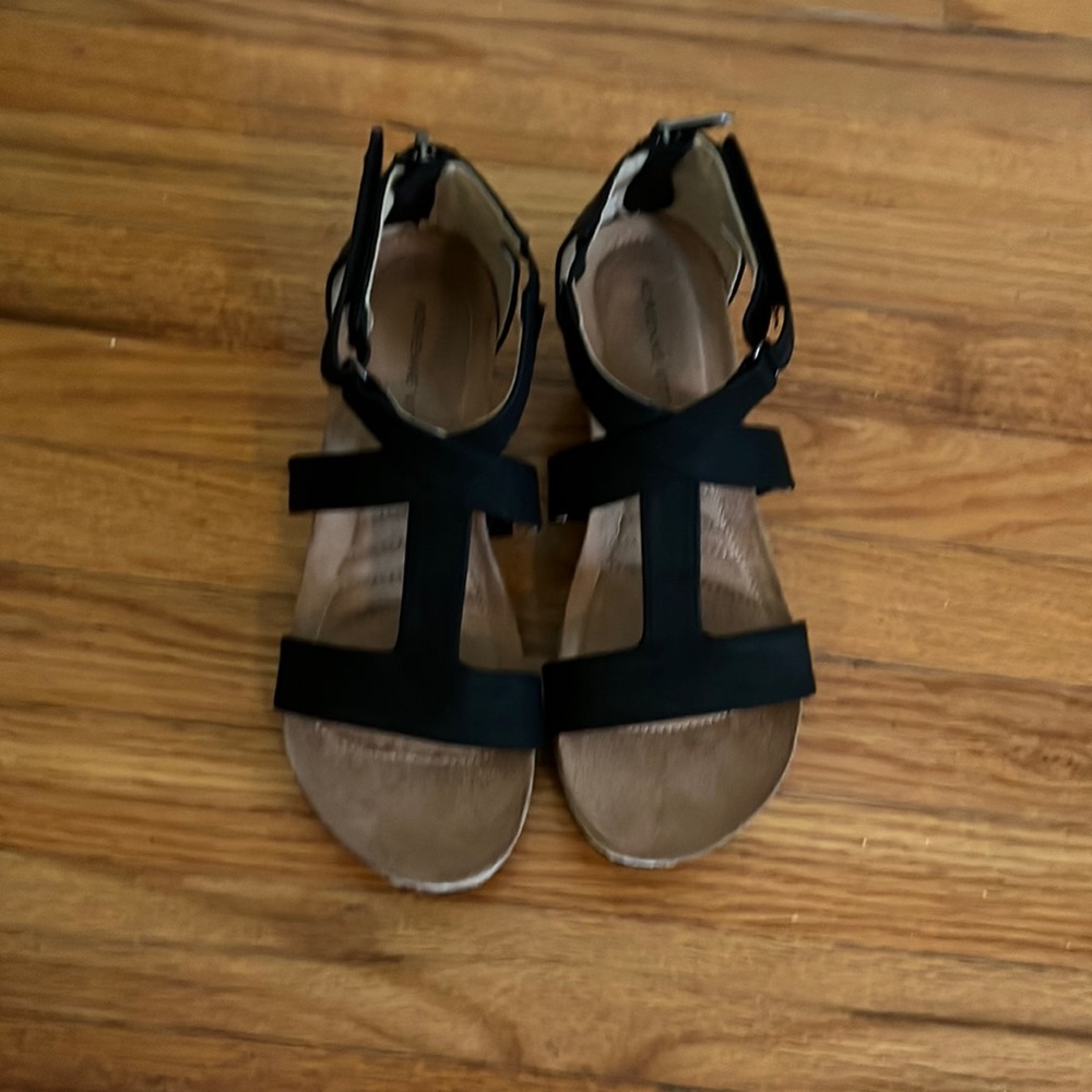 New size 6 wedge sandal